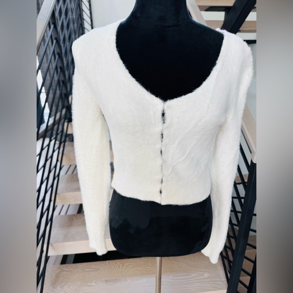 New White Button-Back V-Neck Crop Sweater size S
